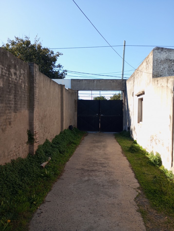 Casa sobre Av 12x50 con galpon