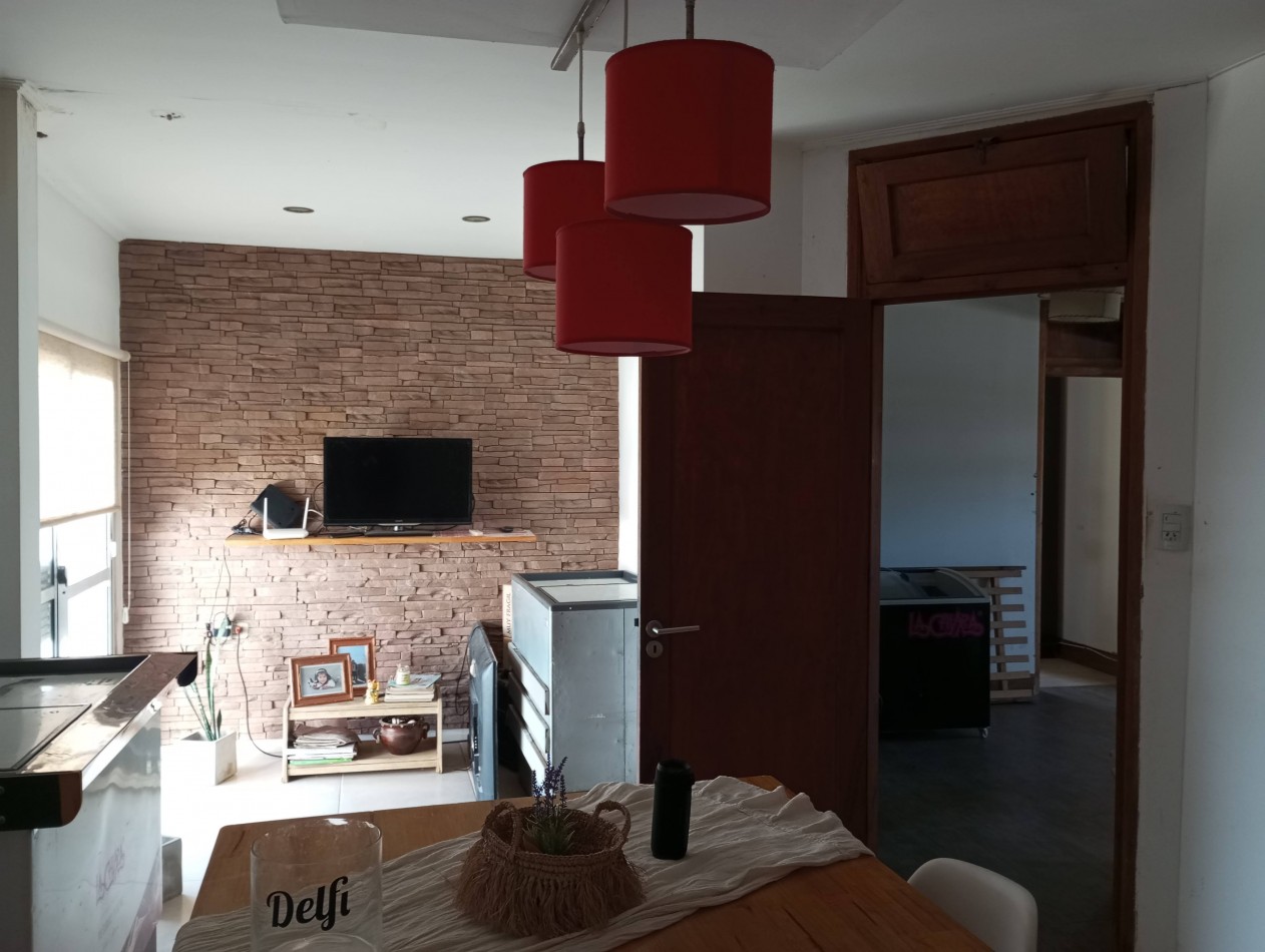 Casa sobre Av 12x50 con galpon
