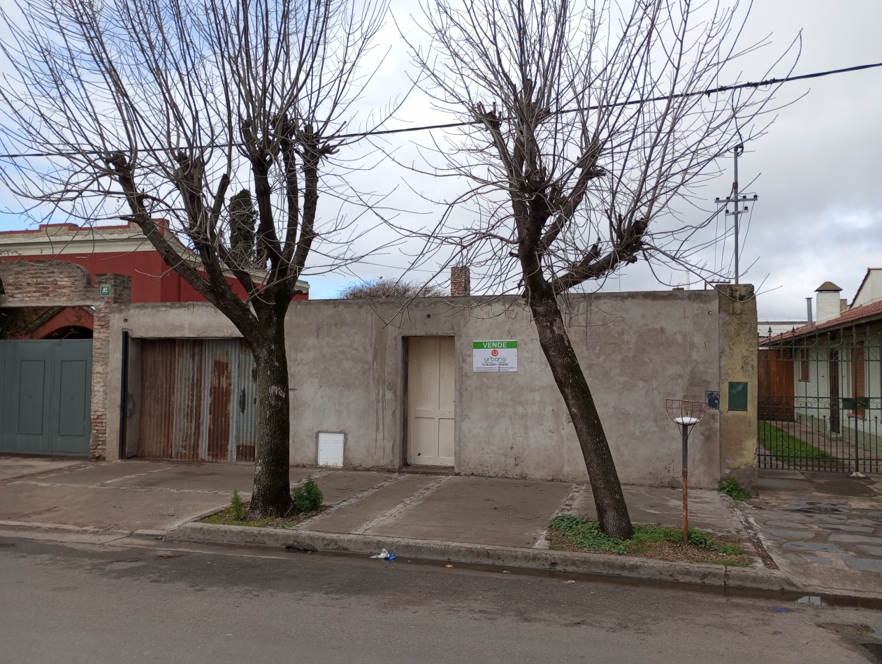 Lote con demolicion (Frente a Plaza)